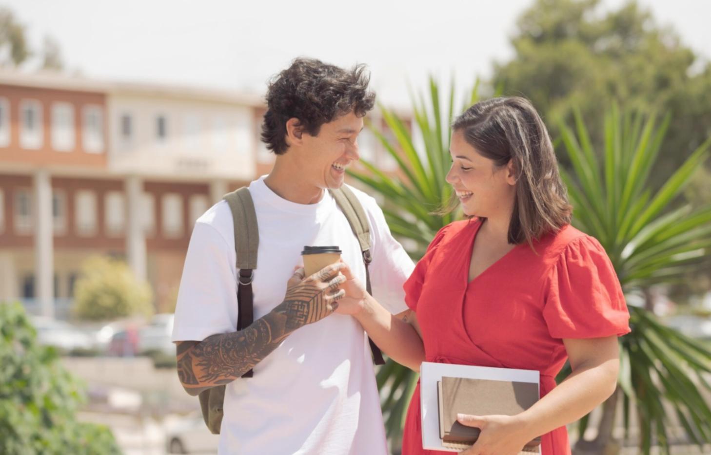 Ambiente de aprendizaje colaborativo con profesionales analizando presentaciones financieras