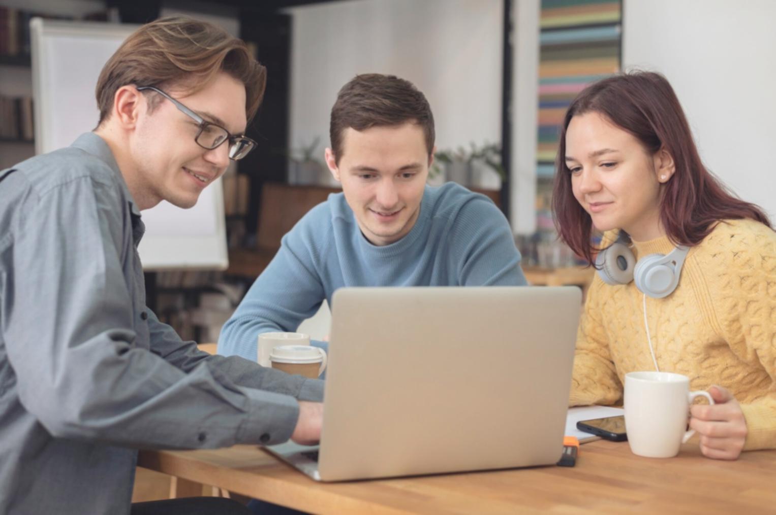 Sala de presentaciones moderna con análisis financiero en pantalla