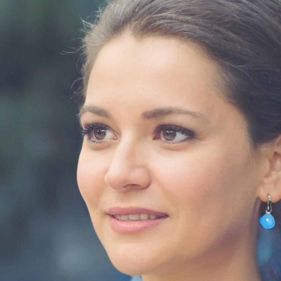 Retrato profesional de consultora en comunicación financiera