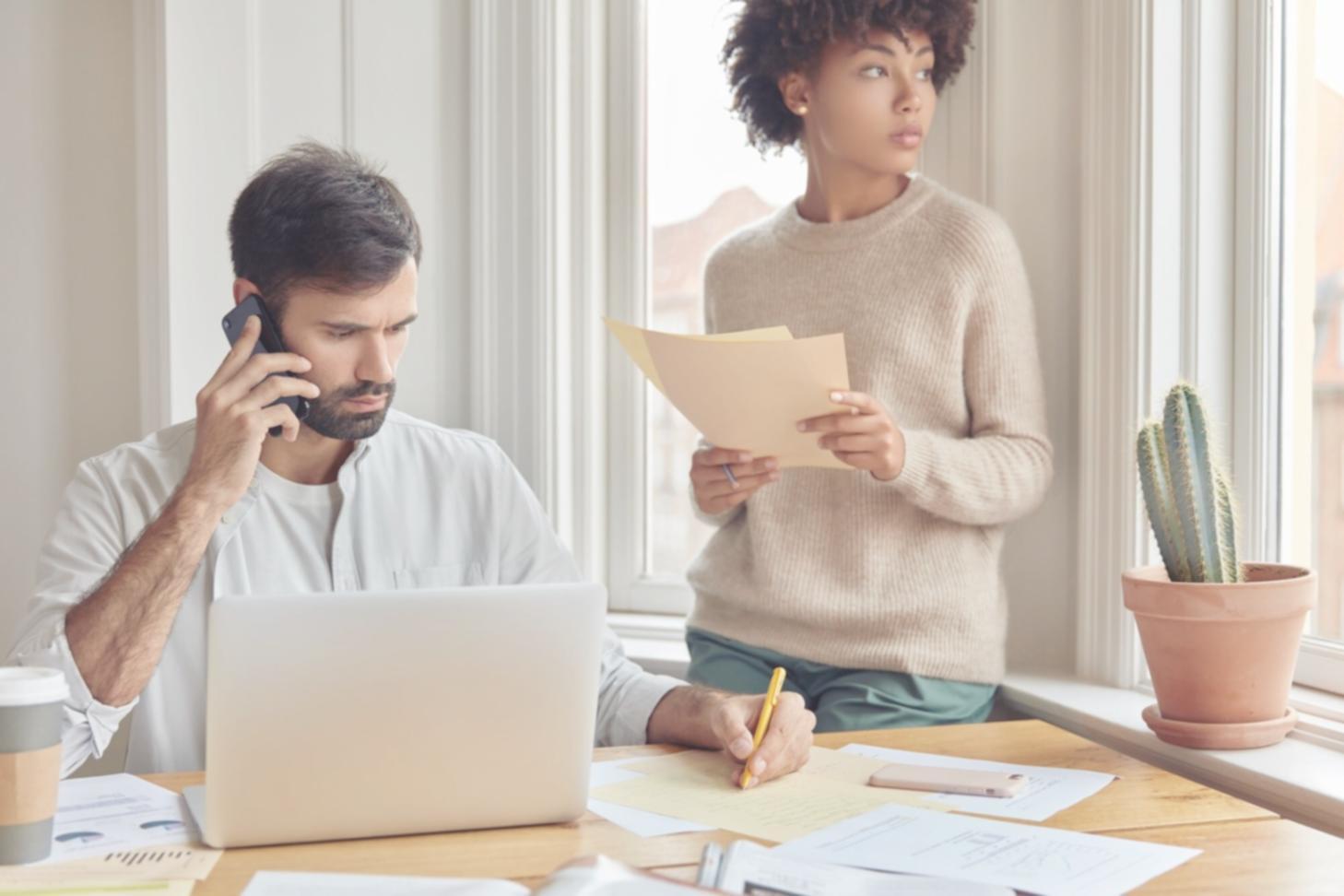 Profesional trabajando en análisis financiero con gráficos y datos